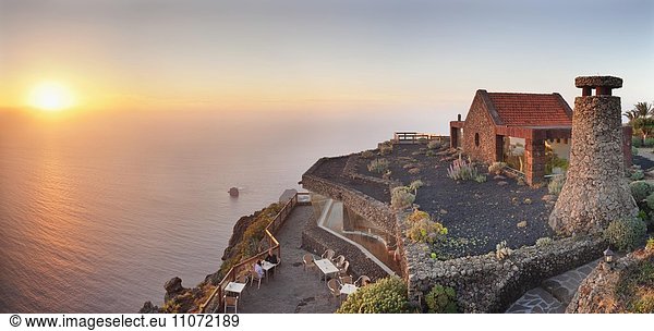 Mirador de la Pena mit Aussichtsrestaurant bei Sonnenuntergang von Architekt Cesar Manrique  El Hierro  Kanarische Inseln  Spanien  Europa
