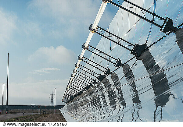 Mirrors with high temperature liquid to produce electricity.