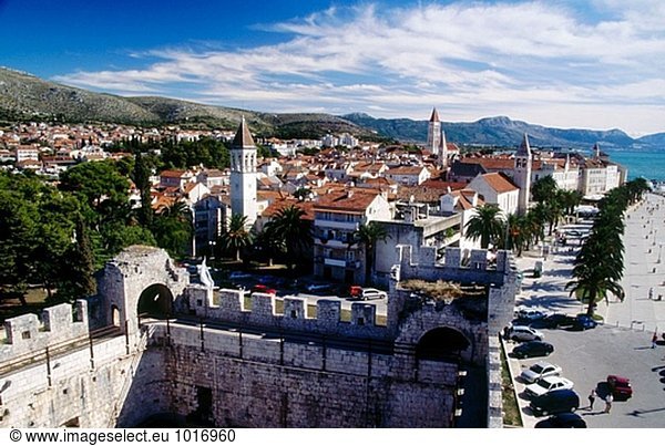 Mit Blick auf die Stadt Trogir aus den Hauptturm Festung Kamerlengo. Trogir  Mitteldalmatien. Kroatien