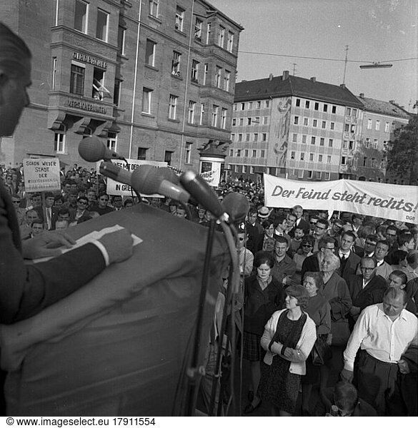Mit dieser Kundgebung des DGB wehrten sich die Einwohner der Ruhrgebietsstadt (vermutlich Gladbeck) im Jahre 1967 gegen ein Wiedererstarken des Rechtsextremismus durch die NPD  Deutschland  Europa