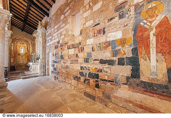 Mit Fresken bemalte Ziegel  die zum Bau einer Mauer in der Abtei Santa Maria a Cerrate  Provinz Lecce  Salento  Apulien  Italien  verwendet wurden.