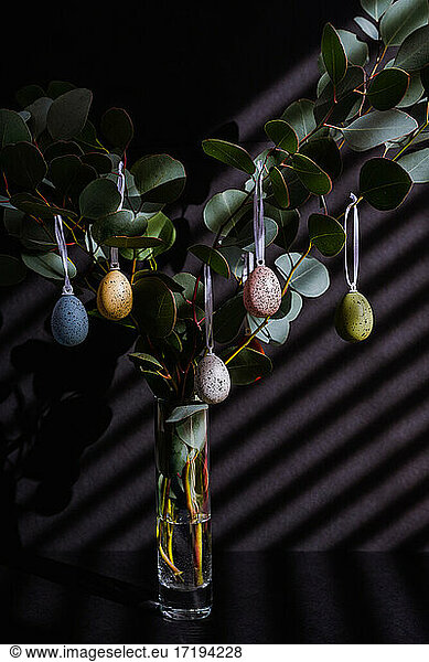 Mit Ostereiern dekorierte Eukalyptuszweige in Vase