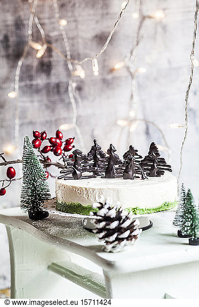 Mit Schokoladenbäumen dekorierter Weihnachtskäsekuchen