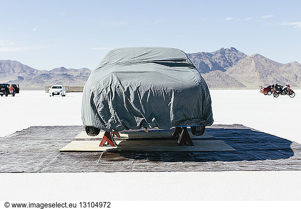 Mit Schutztuch überzogener Rennwagen in den Salt Flats