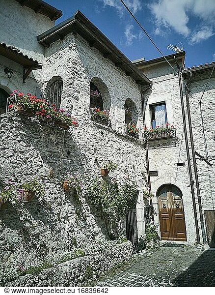 Mit Topfblumen geschmückte Bauernhäuser im historischen Zentrum von Opi. Provinz von l'Aquila. Abruzzen. Italien.