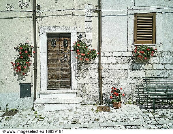 Mit Topfblumen geschmücktes Landhaus im historischen Zentrum von Opi. Provinz von l'Aquila. Abruzzen. Italien.