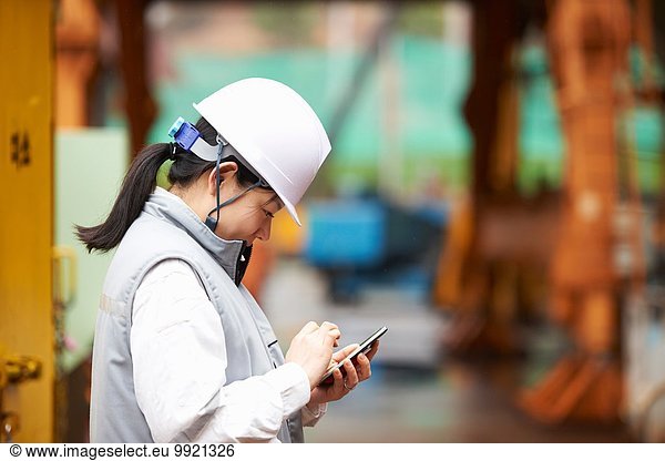 Mitarbeiter mit Smartphone in der Werft  GoSeong-gun  Südkorea