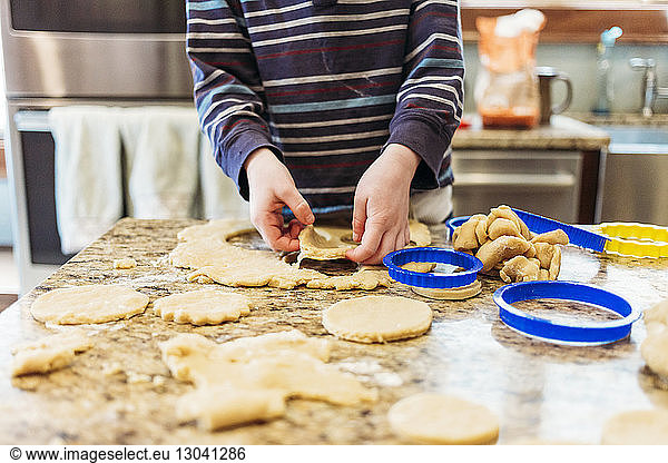 Mitschnitt eines Jungen  der zu Hause Kekse backt