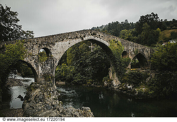Mittelalterliche Bogenbrücke über den Fluss Sella  Cangas de Onis  Spanien