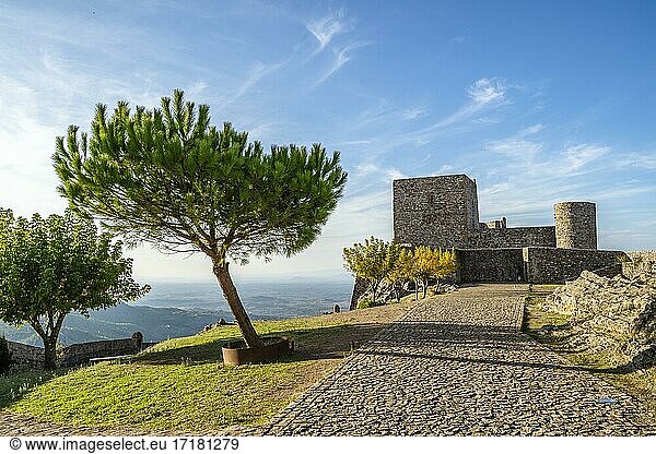Mittelalterliche Burg auf dem Felsen in Marvao  Alentejo  Portugal  Europa