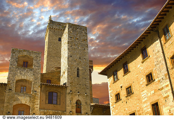 Mittelalterliche Geschlechtertürme an der Piazza della Cisterna  San Gimignano  UNESCO World Heritage Site  Toskana  Italien  Europa