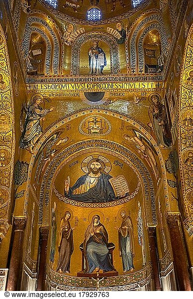 Mittelalterliche Mosaike im byzantinischen Stil von Christus Pantokrator über dem Altar der Palatinischen Kapelle  Cappella Palatina  Palermo  Italien  Europa