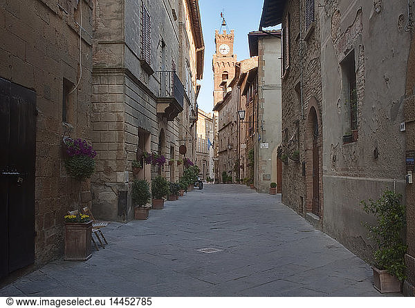 Mittelalterliche Straße und Uhrturm
