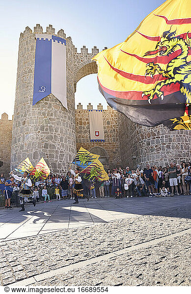 Mittelalterliche Tänzer werfen Fahnen neben der mittelalterlichen Stadtmauer von Avila. Avila  Spanien
