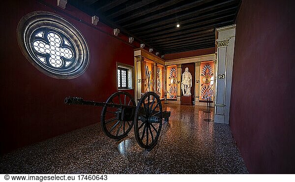 Mittelalterliche Waffen  Kanone  Innenaufnahme  Dogenpalast  Palazzo Ducale  Venedig  Venetien  Italien  Europa