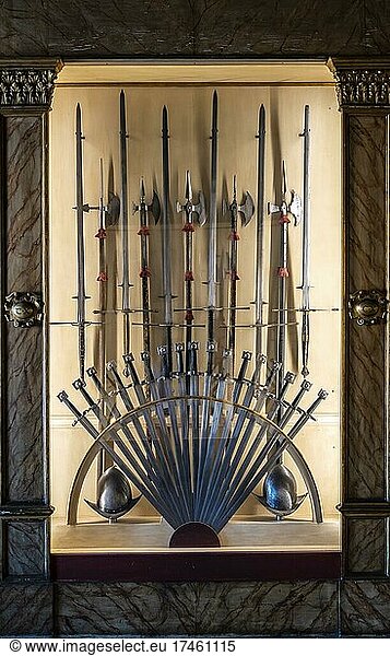 Mittelalterliche Waffen  Schwerter und Lanzen  Innenaufnahme  Dogenpalast  Palazzo Ducale  Venedig  Venetien  Italien  Europa