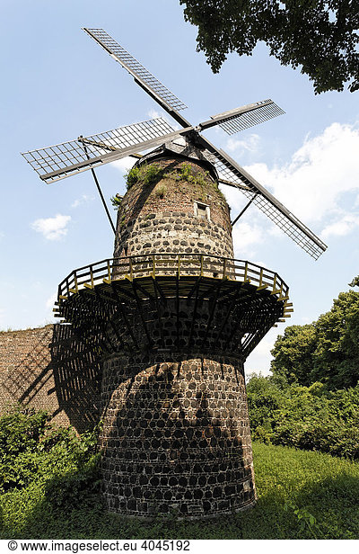 Mittelalterliche Windmühle  Zollfeste Zons  Dormagen  Niederrhein  Nordrhein-Westfalen  Deutschland  Europa