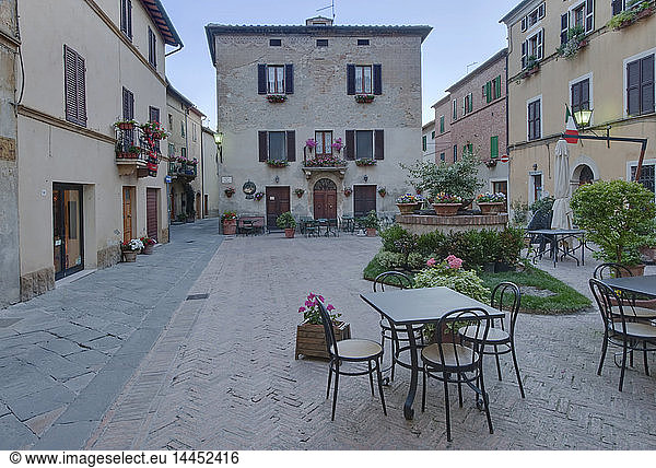 Mittelalterlicher Platz in Italien