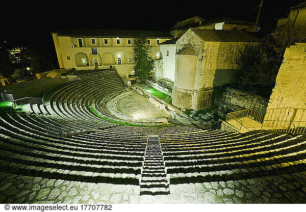 Mittelalterliches Amphitheater; Spoleto  Umbrien  Italien