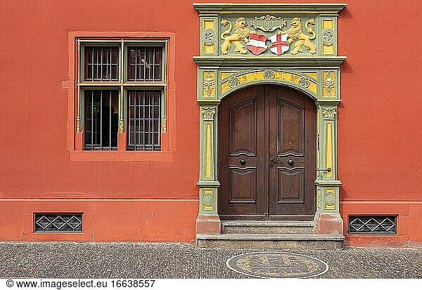 Mittelalterliches Eingangsportal des Rathauses von Freiburg im Breisgau  Baden-Württemberg  Deutschland.