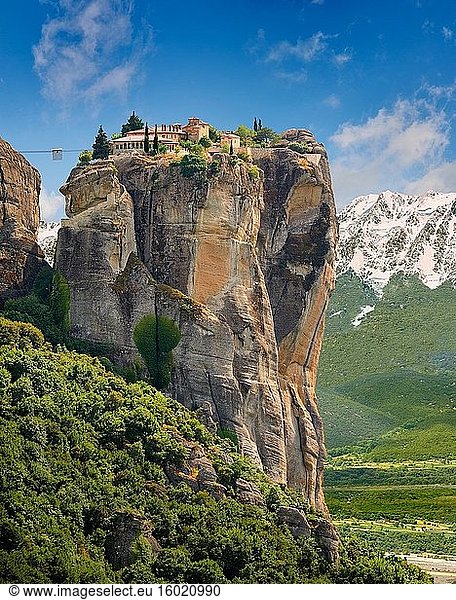Mittelalterliches Meteora-Kloster der Heiligen Dreifaltigkeit auf einer Felssäule in den Meteora-Bergen  Thessalien  Griechenland.