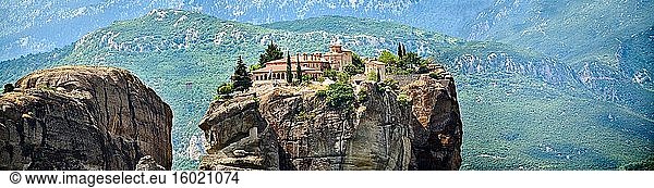 Mittelalterliches Meteora-Kloster der Heiligen Dreifaltigkeit auf einer Felssäule in den Meteora-Bergen  Thessalien  Griechenland.