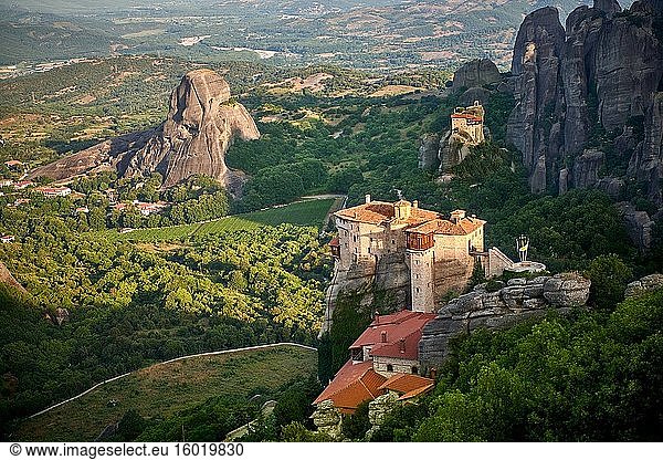 Mittelalterliches Meteora-Kloster von Roussanou auf einer Felssäule im Meteora-Gebirge  Thessalien  Griechenland.