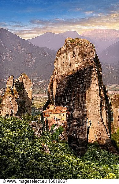 Mittelalterliches Meteora-Kloster von Roussanou auf einer Felssäule im Meteora-Gebirge  Thessalien  Griechenland.