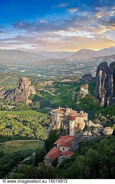 Mittelalterliches Meteora-Kloster von Roussanou auf einer Felssäule im Meteora-Gebirge  Thessalien  Griechenland.