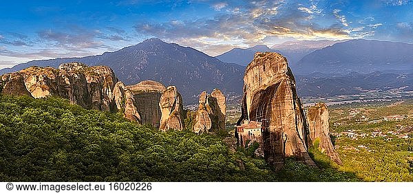 Mittelalterliches Meteora-Kloster von Roussanou auf einer Felssäule im Meteora-Gebirge  Thessalien  Griechenland.