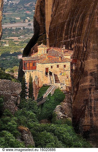 Mittelalterliches Meteora-Kloster von Roussanou auf einer Felssäule im Meteora-Gebirge  Thessalien  Griechenland.