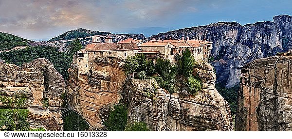 Mittelalterliches Meteora-Kloster von Varlaam auf einer Felssäule im Meteora-Gebirge  Thessalien  Griechenland.