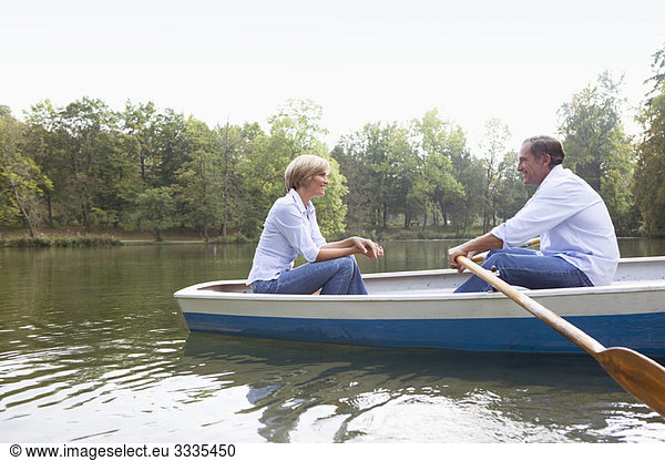 Mittelalterliches Paar im Ruderboot
