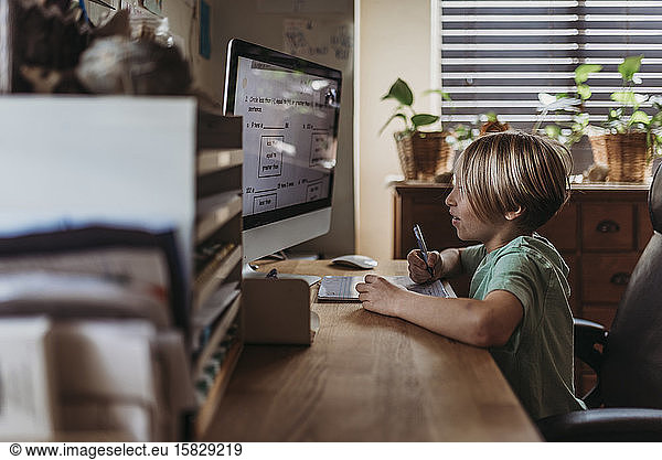 Mittelfristige Sicht auf das Lernen von Lehrern und Schülern über Computerklassen