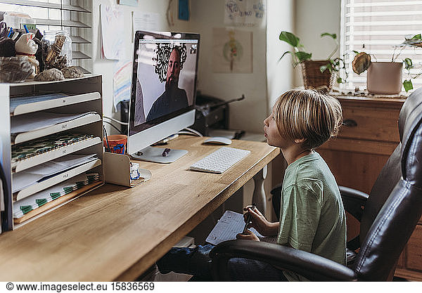 Mittelfristige Sicht auf das Lernen von Lehrern und Schülern über Computerklassen