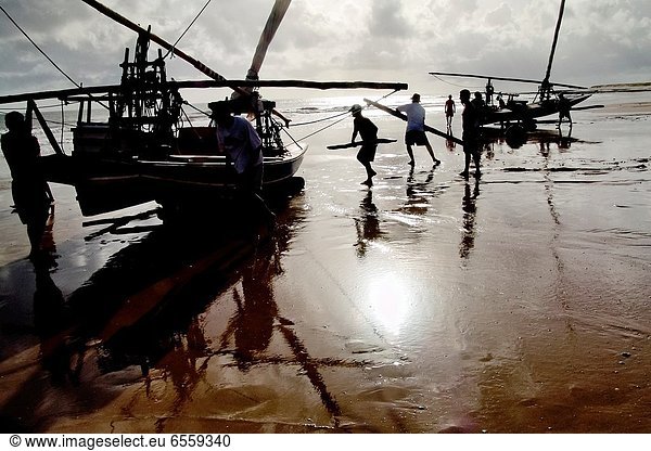 Mittelgroße Menschengruppe Mittelgroße Menschengruppen hoch oben benutzen einsteigen 4 arbeiten Tag Streß schieben Tradition Gefahr Beruf Ozean Strand Küste Sonnenaufgang Produktion Boot Meer Navigation bizarr Schiffsmast Mast seicht angeln Fischer 2 in die Augen sehen ansehen Angesicht zu Angesicht gegenüber Schiff Geld ausgeben Zweckmäßigkeit entfernt halten Umwelt sprechen Methode 10 100 Motor 16-17 Jahre 16 bis 17 Jahre Verfall Brasilien brasilianisch März modern
