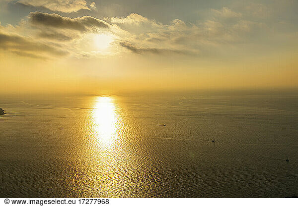 Mittelmeer bei stimmungsvollem Sonnenaufgang