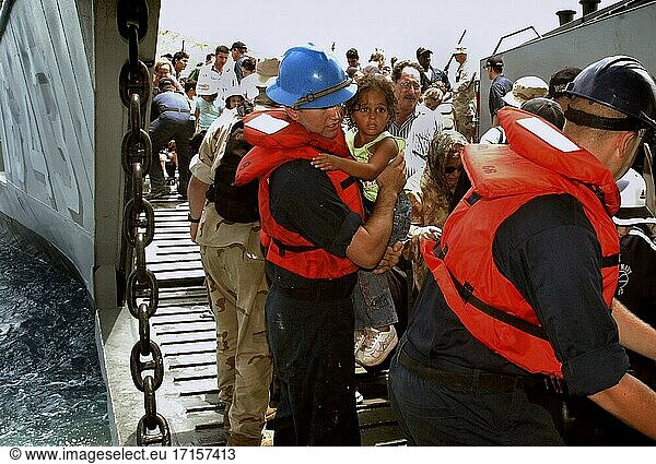 MITTELMEER -- 22. Juli 2006 -- Matrosen der US Navy an Bord der USS Iwo Jima (LHD 7) helfen einem amerikanischen Mädchen aus einem Landungsboot und auf das Schiff. Tausende von US-Bürgern wurden nach einem eskalierenden Krieg zwischen Israel und der Hisbollah aus Beirut im Libanon evakuiert. Foto der US-Marine (VERÖFFENTLICHT) -- Bild von Karen Eifert / Lightroom Photos / US Navy.
