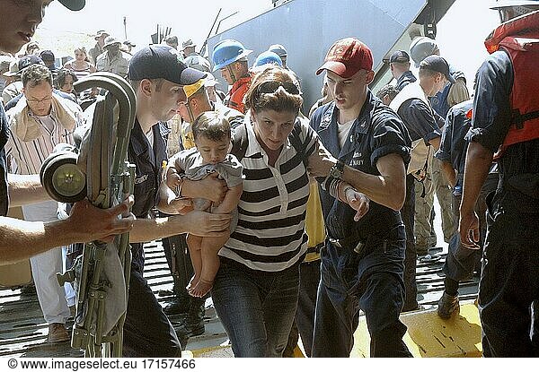 MITTELMEER -- 22. Juli 2006 -- Matrosen der US Navy an Bord der USS Iwo Jima (LHD 7) helfen einer Amerikanerin aus einem Landungsboot und auf das Schiff. Tausende von US-Bürgern wurden nach einem eskalierenden Krieg zwischen Israel und der Hisbollah aus Beirut im Libanon evakuiert. Foto der US-Marine (VERÖFFENTLICHT) -- Bild von Karen Eifert / Lightroom Photos / US Navy.
