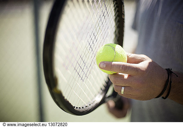 Mittelsektion eines Tennisspielers auf dem Platz