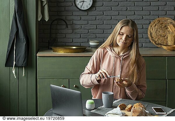 Mittlere Einstellung Frau bereitet Frühstück vor