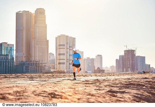 Mittlerer Erwachsener Mann auf Sand bei Wolkenkratzern  Dubai  Vereinigte Arabische Emirate