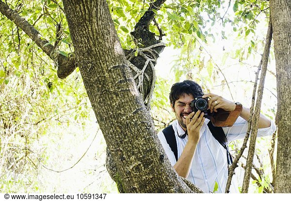 Mittlerer Erwachsener Mann beim Fotografieren vom Baum  Sambia