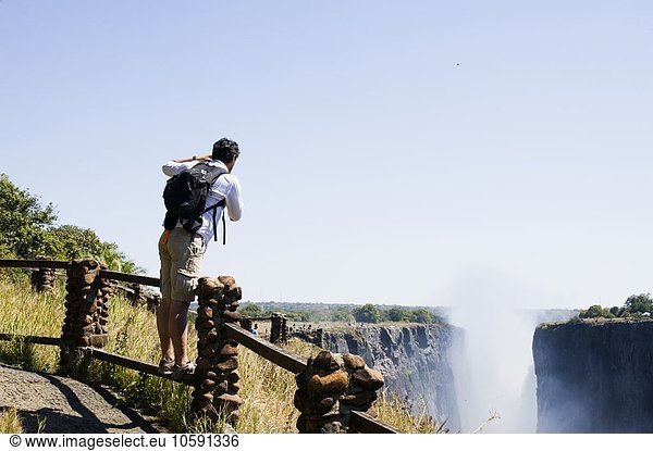 Mittlerer Erwachsener Mann fotografiert Victoria Falls  Sambia