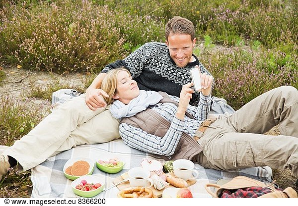 Mittleres erwachsenes Paar beim Picknick