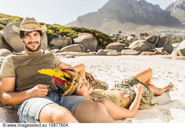 Mittleres erwachsenes Paar beim Sonnenbaden am Strand  Kapstadt  Südafrika