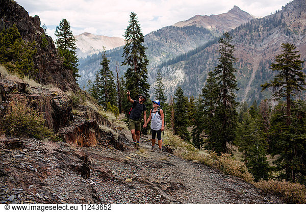 Mittleres erwachsenes Paar beim Wandern entlang des Weges  Mineral King  Sequoia National Park  Kalifornien  USA