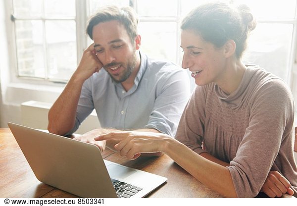 Mittleres erwachsenes Paar mit Laptop