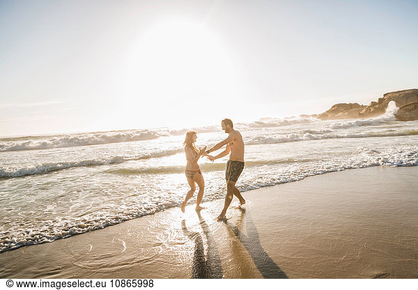 Mittleres erwachsenes Paar spielt im Meer  Kapstadt  Südafrika