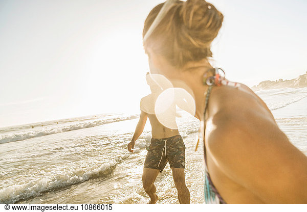 Mittleres erwachsenes Paar spielt zusammen am Strand  Kapstadt  Südafrika